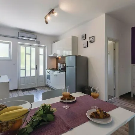 One-bedroom In דירה